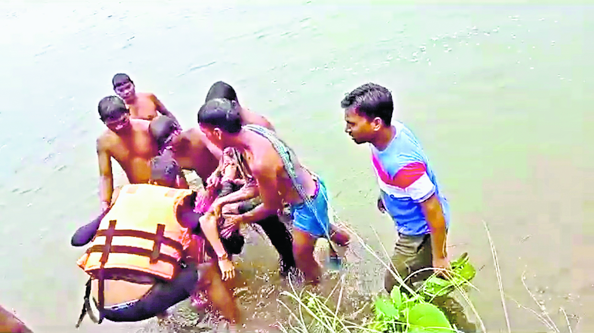 सेल्फी लेने के चक्कर में एक युवती की डूबने से मौत, दूसरी अब तक लापता