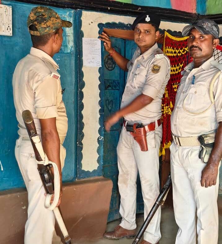 हत्याकांड के फरार आरोपी के घर चिपकाया इश्तेहार