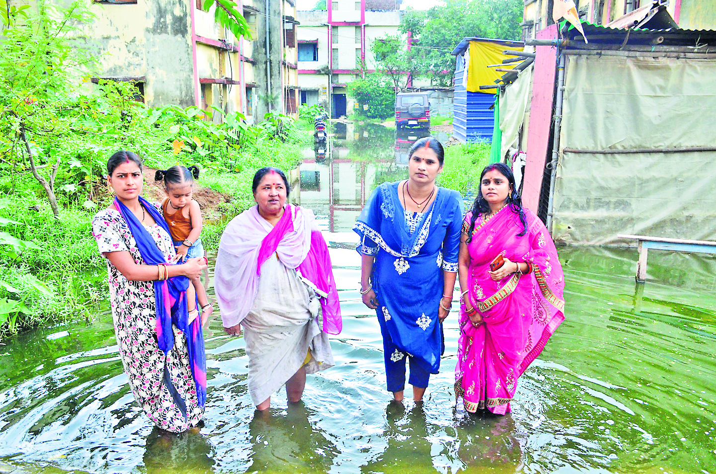 गंदे पानी से होकर आना-जाना कर रहे न्यू पुलिस लाइन क्वार्टर के लोग