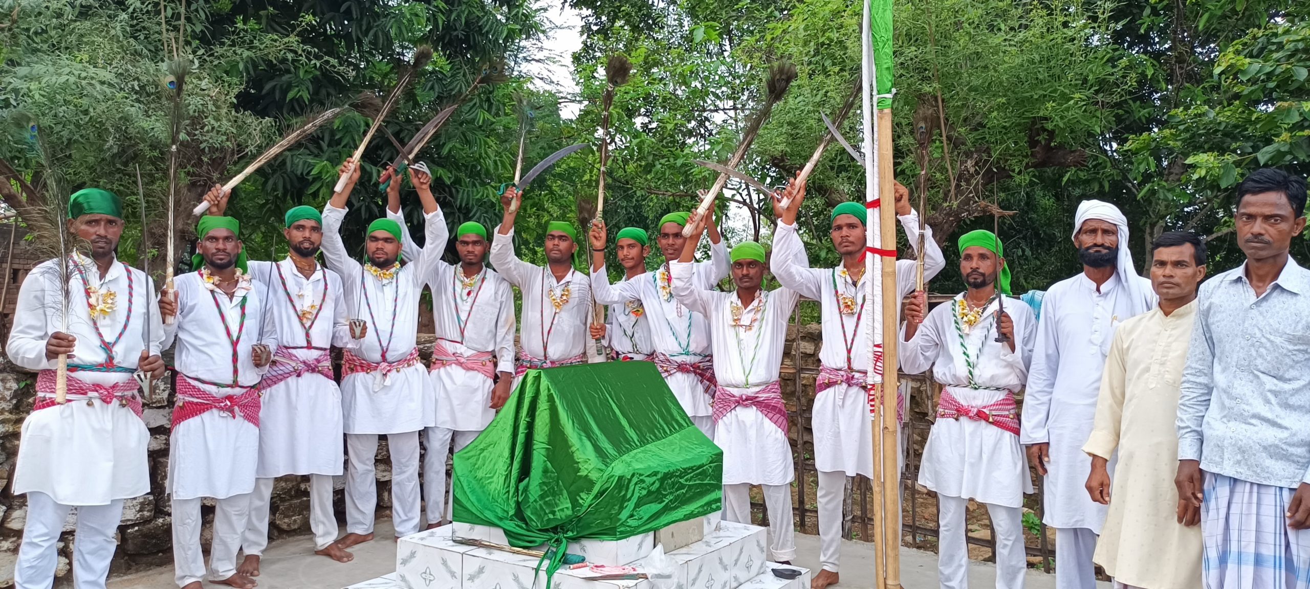 फातिहा के साथ इमामबाड़ों में खड़े किये गये मोहम्मदिया निशान
