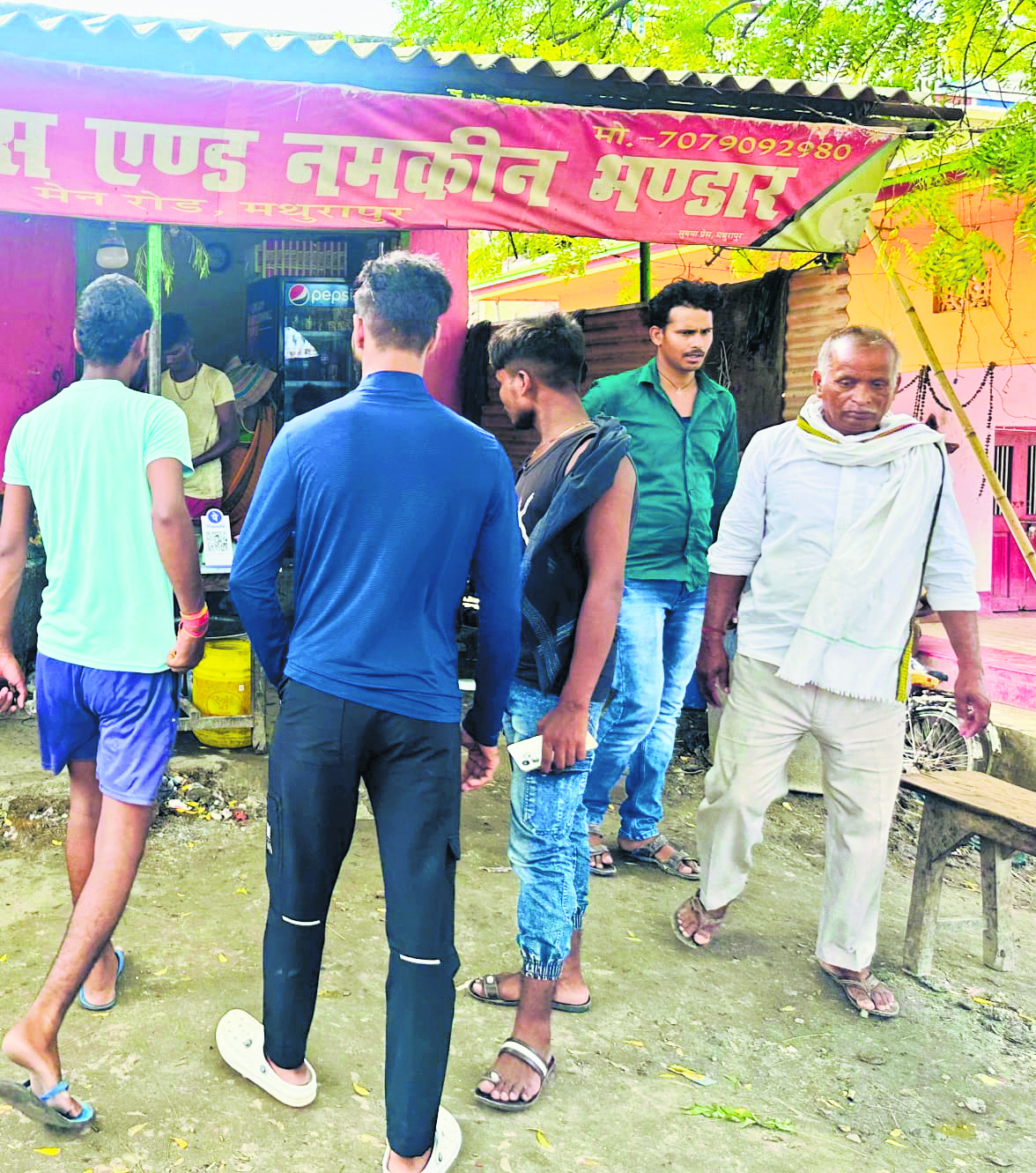 मथुरापुर बाजार में एक ही रात दो मिठाई दुकानों में चोरी