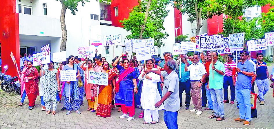 आइक्यू सिटी आवास के लोगों ने अपनी मांगों को लेकर मणि ग्रुप के खिलाफ किया प्रदर्शन