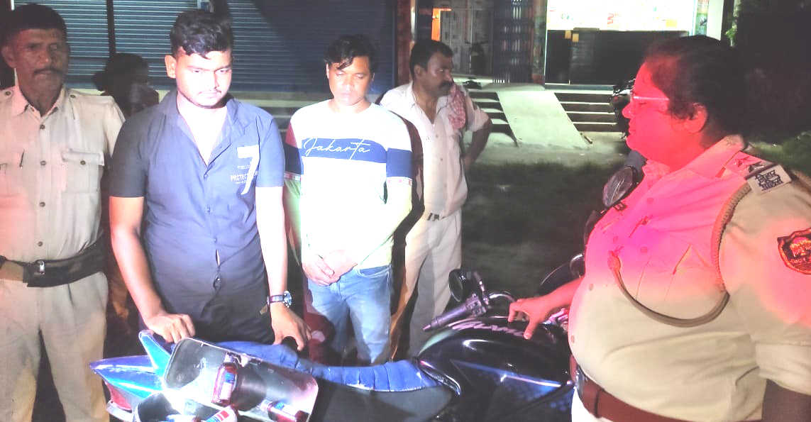 बाइक से 26 बोतल प्रतिबंधित कफ सिरप बरामद, दो गिरफ्तार