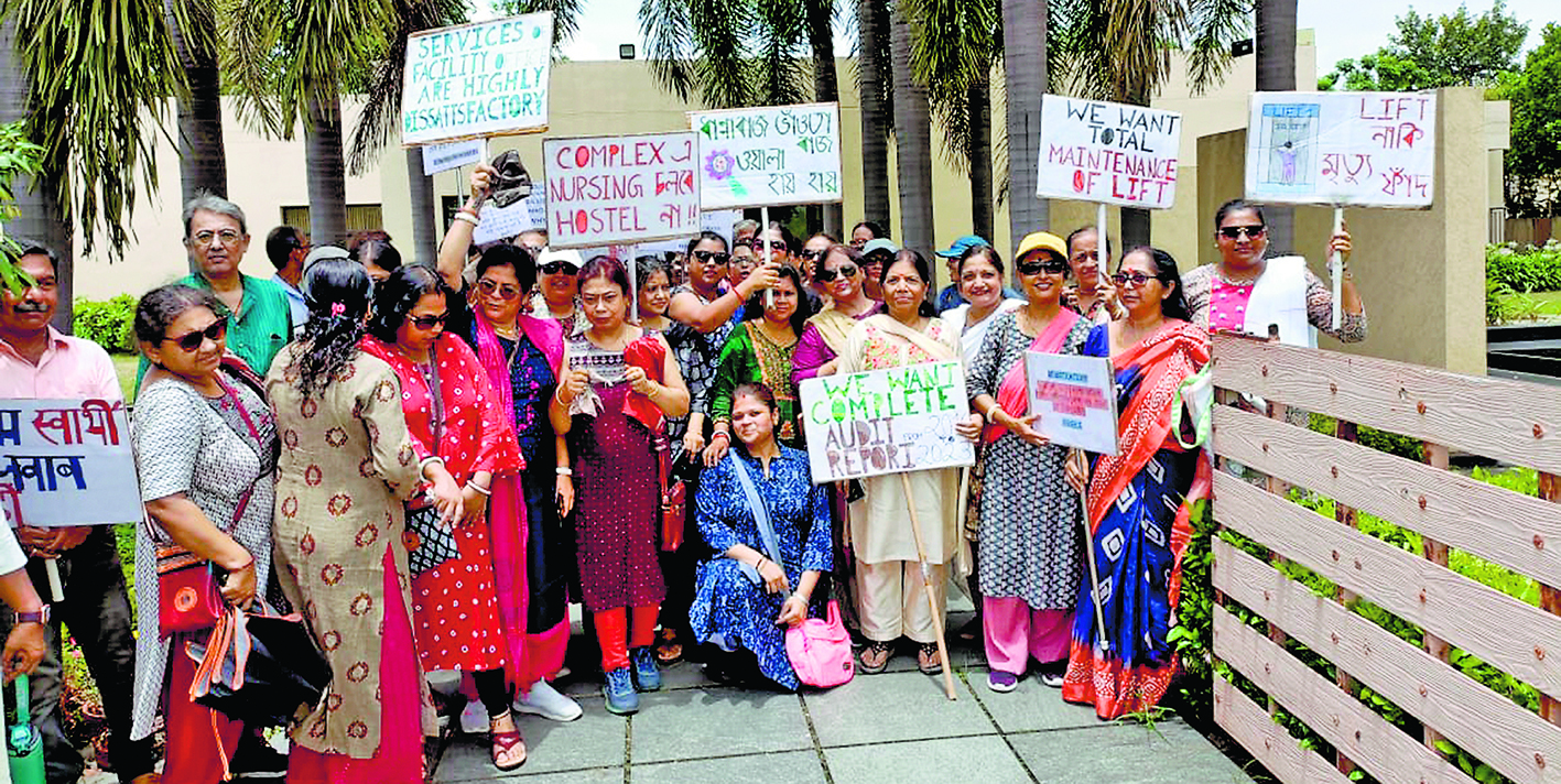 आइक्यू सिटी हाउसिंग कॉम्प्लेक्स के निवासियों ने अपनी मांगो को लेकर किया प्रदर्शन, हुई झड़प