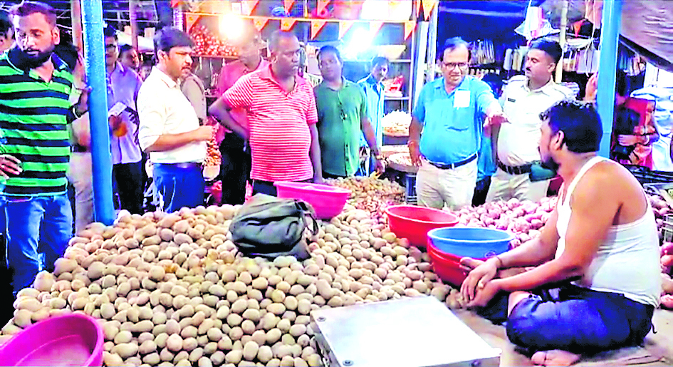 बर्नपुर डेली मार्केट में एसडीएम के नेतृत्व में चलाया गया जांच अभियान