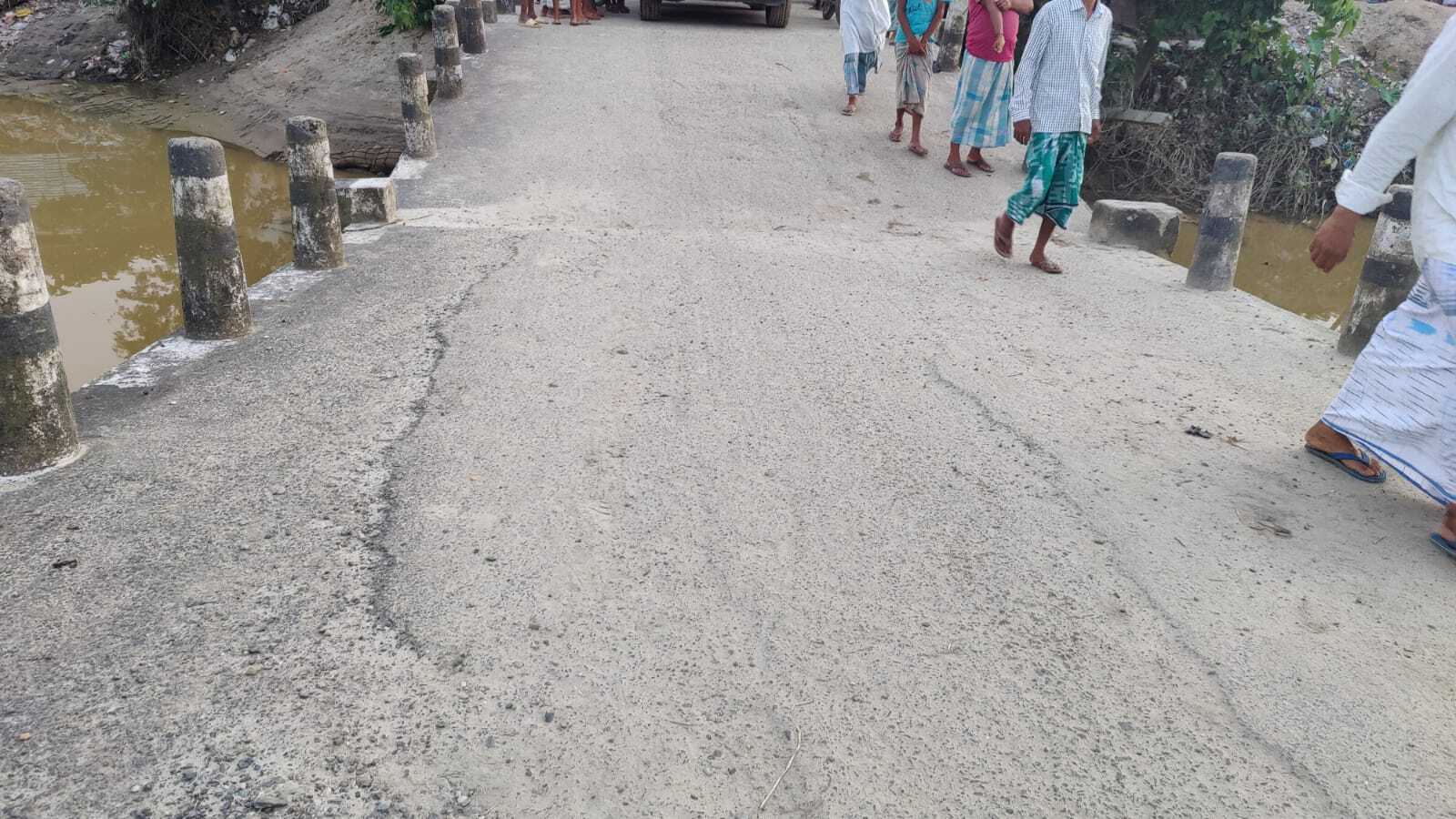 जिले में पुल धंसने का थम नहीं रहा सिलसिला, गौरी पुल के बाद टंगटंगी हाट के समीप स्थित पुल का धंसा पाया
