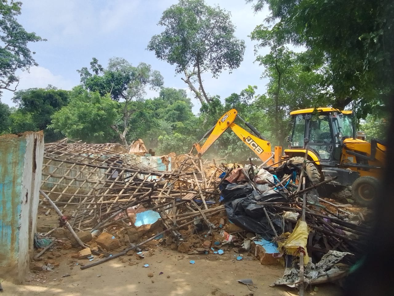 चिरेका टाउन में आवासों पर चला बुलडोजर, 31 स्ट्रक्चर ध्वस्त