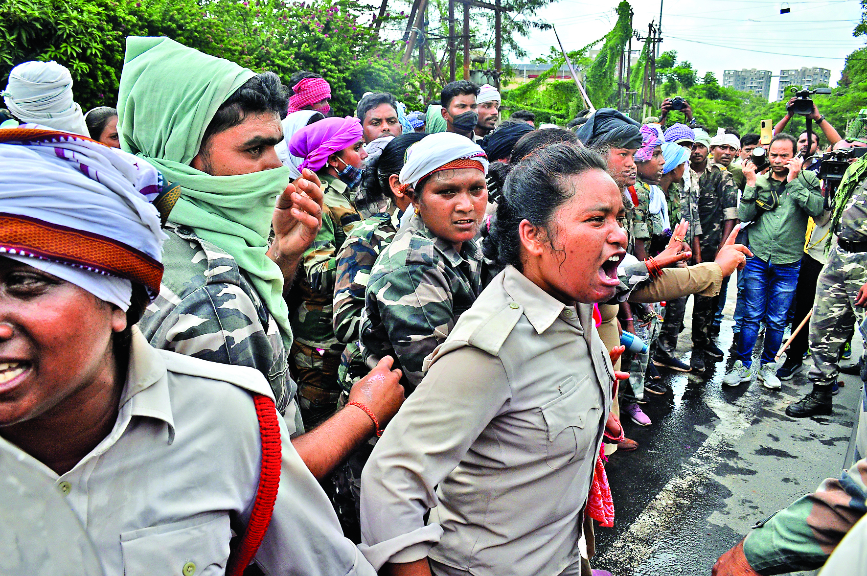 Protest News : बैरिकेडिंग तोड़ सीएम आवास घेरने पहुंचे, पुिलस से भिड़े की पत्थरबाजी, सहायक पुलिसकर्मियों पर लाठीचार्ज