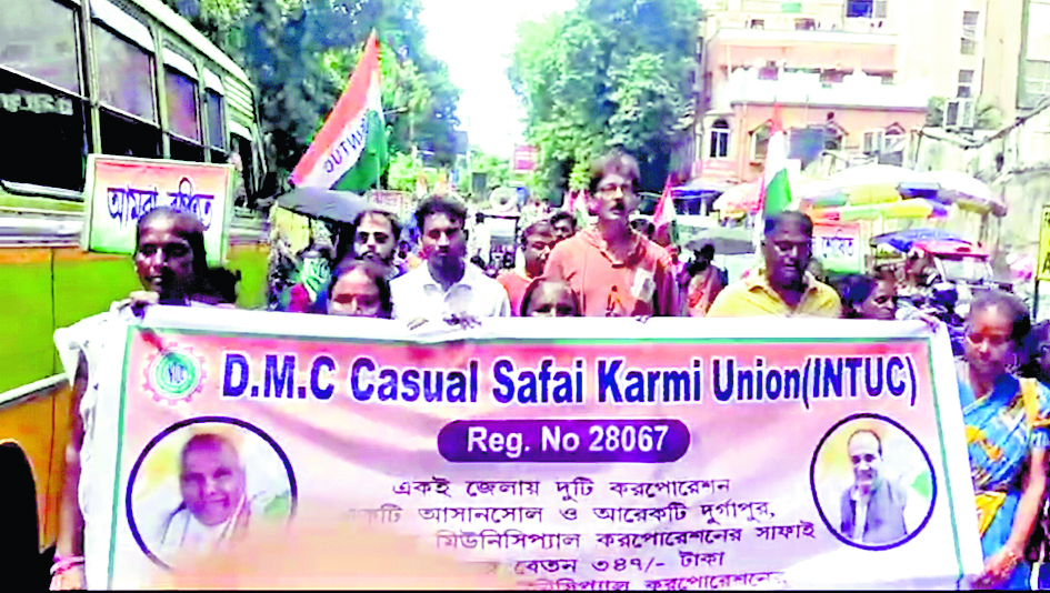 दुर्गापुर नगर निगम पर सफाईकर्मियों का हल्लाबोल
