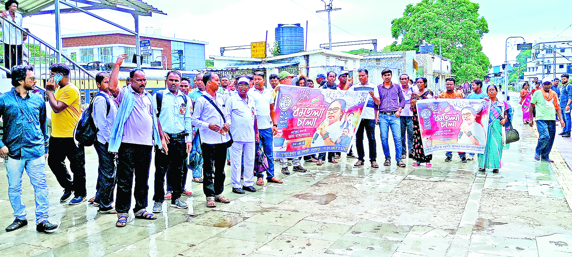 ट्रेन से चला तृणमूलियों का रेला, यात्री हलकान