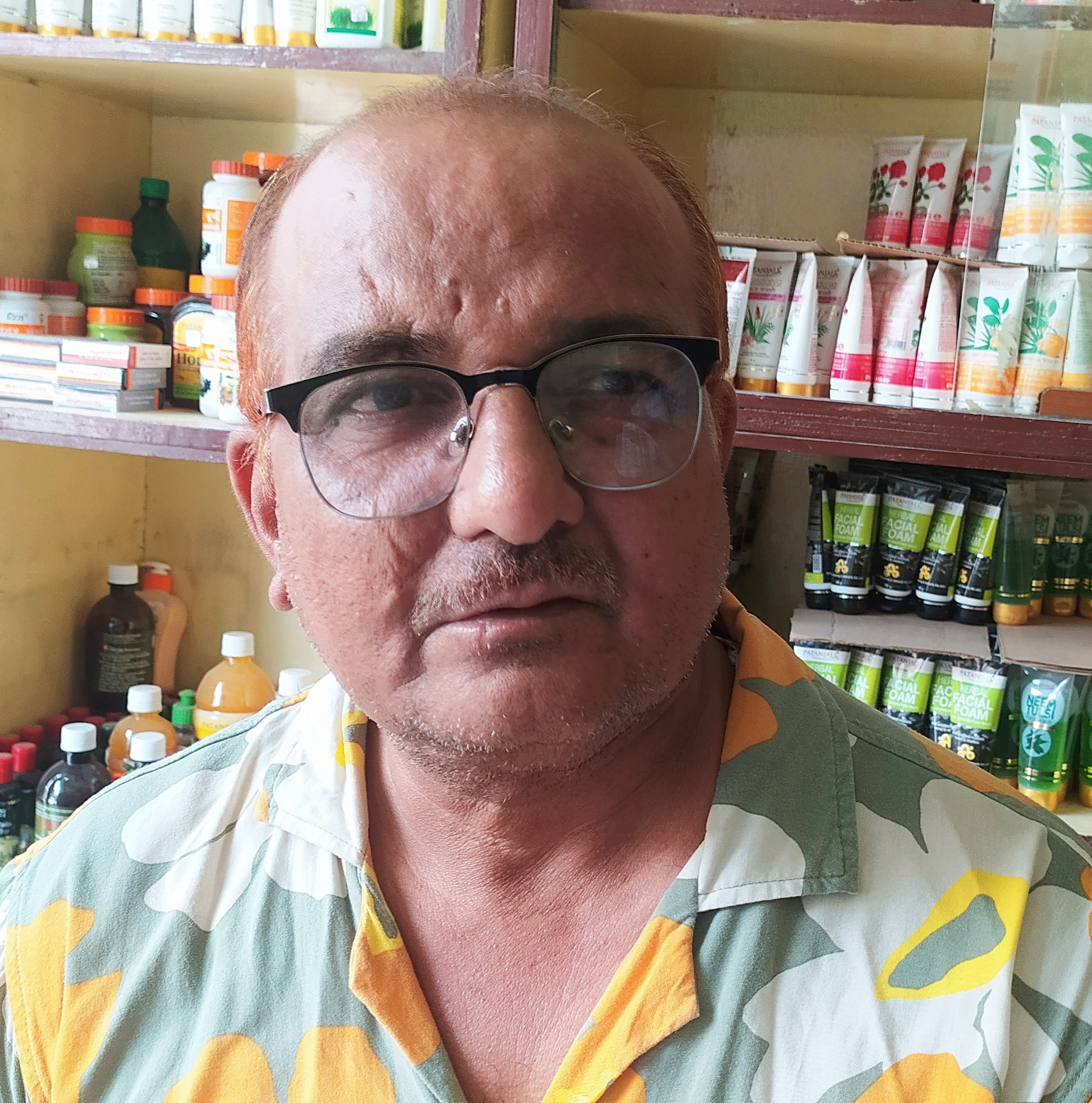 किराना व्यवसायी से हथियार के बल पर डेढ़ लाख रुपये व मोबाइल की लूट