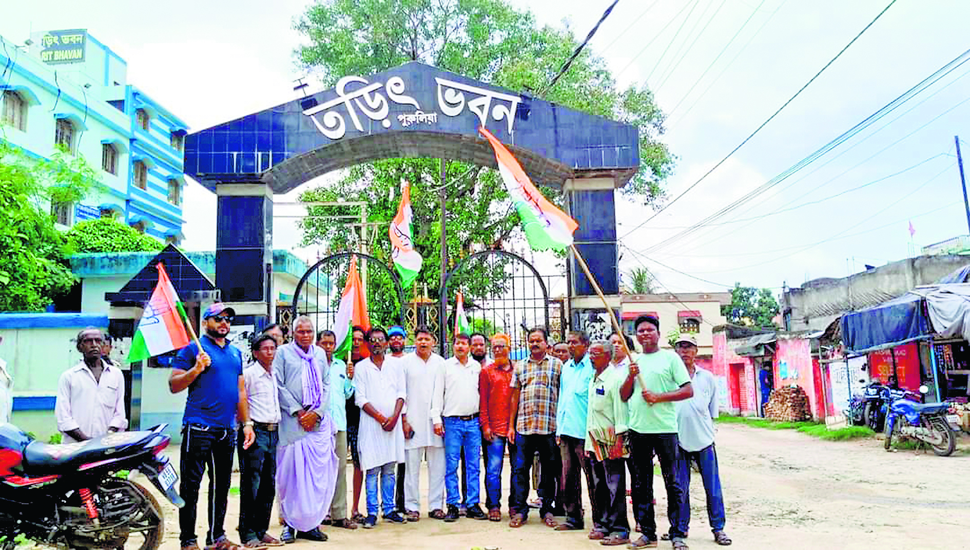 पुरुलिया में तड़ित भवन का कांग्रेस ने किया घेराव