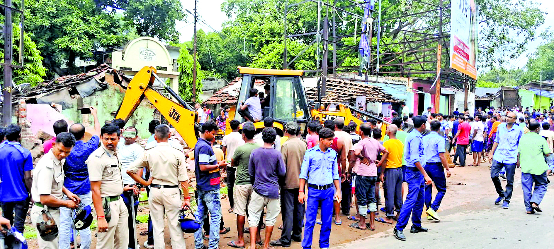 डीवीसी मोड़ इलाके में अतिक्रमण पर चला एडीडीए का बुलडोजर