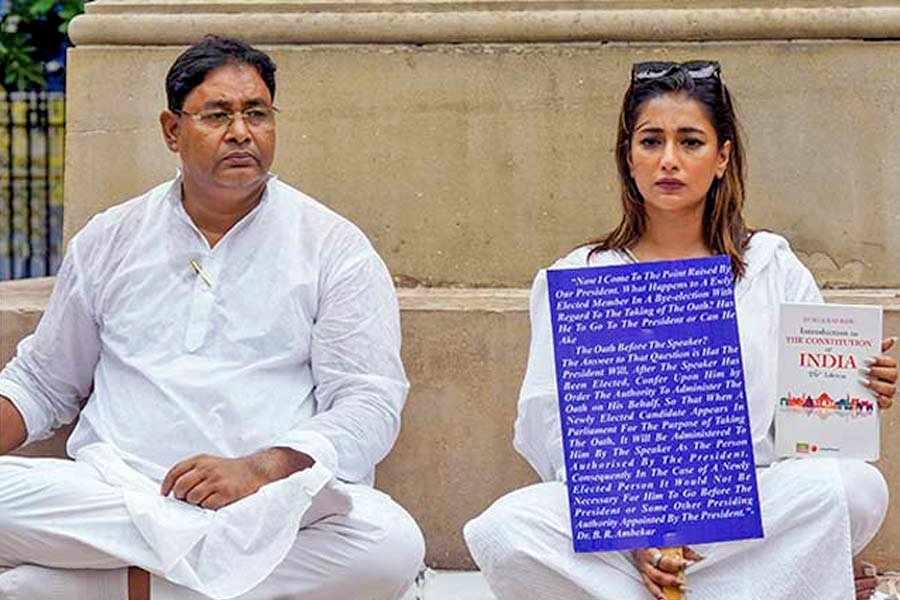 राज्यपाल बोले – तृणमूल विधायक रेयात व सायंतिका का शपथ ग्रहण असंवैधानिक
