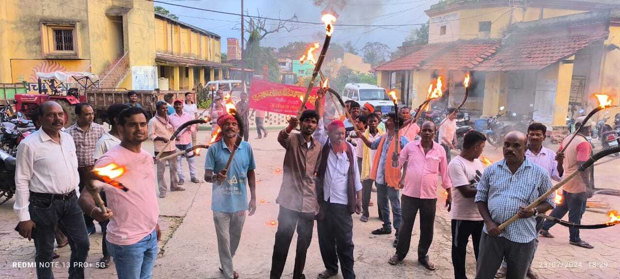 नगर परिषद के कर्मियों ने मांगों के समर्थन में निकाला मशाल जुलूस
