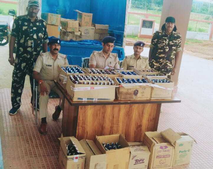 पिकअप वाहन से 1176 बोतल अंग्रेजी शराब बरामद, चालक फरार