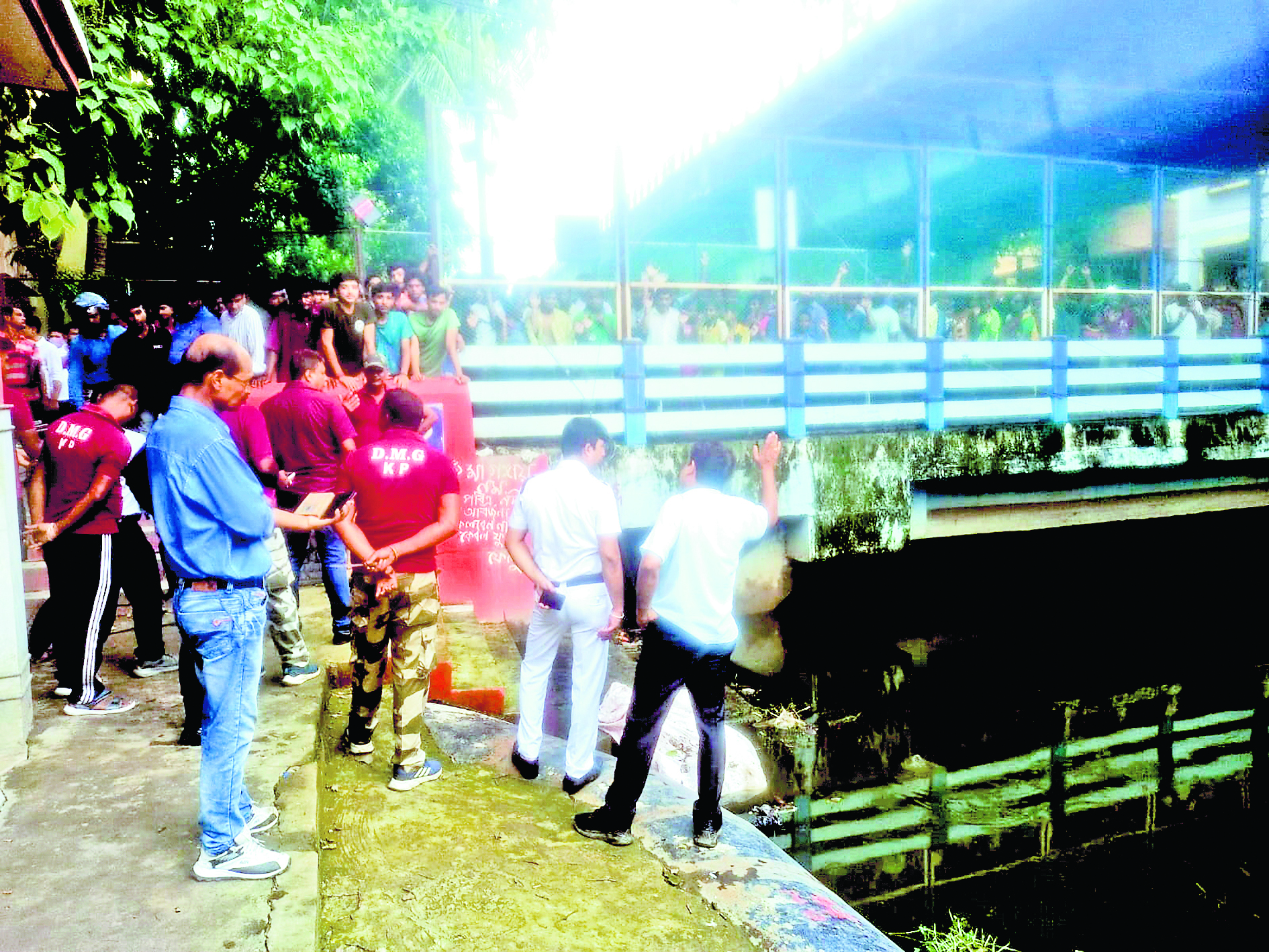 खाल किनारे पड़ी बोरी में मिला युवती का शव