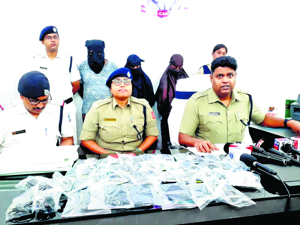 मोबाइल टावर के नाम पर लाखों की ठगी में मध्यमग्राम व बांसद्रोणी से तीन गिरफ्तार