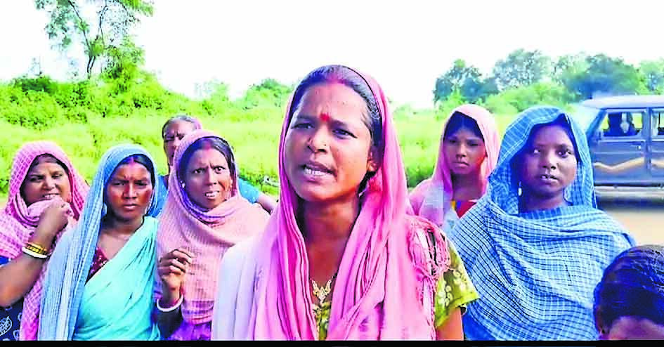 ओसीपी में ब्लास्टिंग से मकानों के क्षतिग्रस्त होने का आरोप, ट्रांसपोर्टिंग बंद कर प्रदर्शन किया