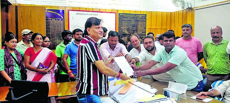 सड़क की मरम्मत सहित विभिन्न मांगों पर मेयर को सौंपा ज्ञापन