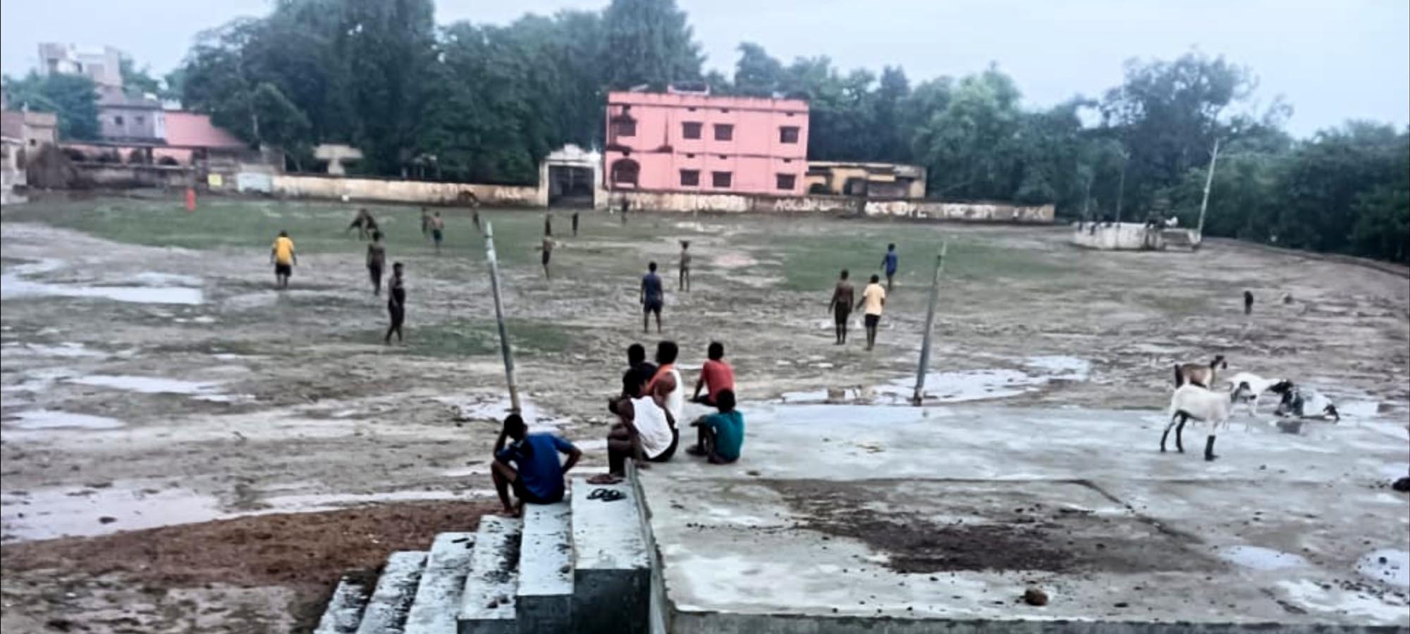 अमरपुर खेल मैदान में जलजमाव, अभ्यास नहीं कर पा रहे खिलाड़ी