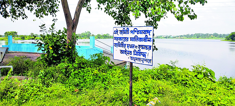 अंडाल में सरकारी भूमि पर लगा बीएलआरओ का बोर्ड