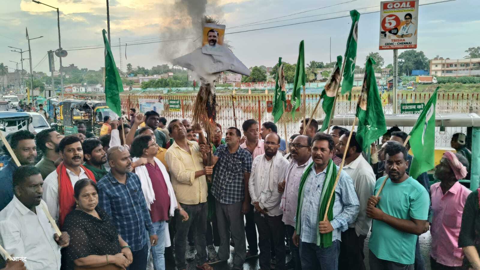 झामुमो कार्यकर्ताओं ने फूंका गोड्डा सांसद का पुतला