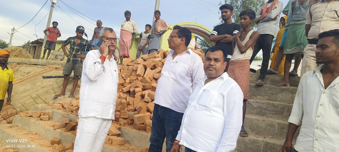 निर्माणाधीन छठ घाट की गुणवत्ता देख भड़के विधायक, लगायी अभियंताओं की क्लास