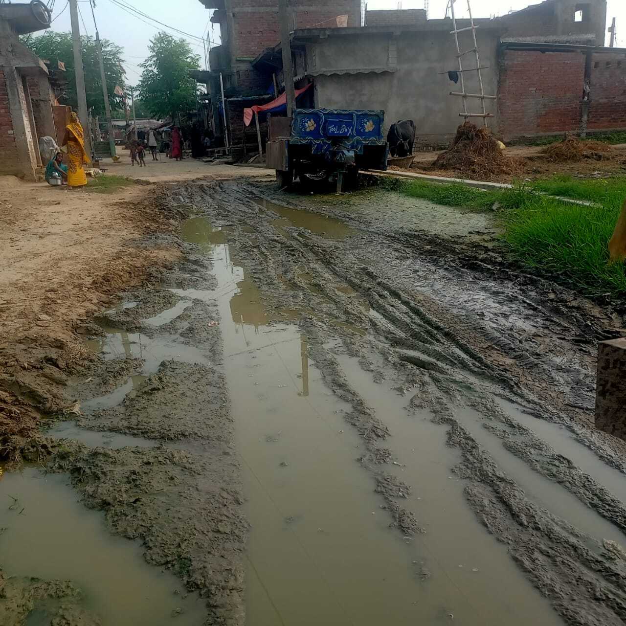 सड़क पर कीचड़ व जलजमाव से ग्रामीण परेशान, जिम्मेदार मौन