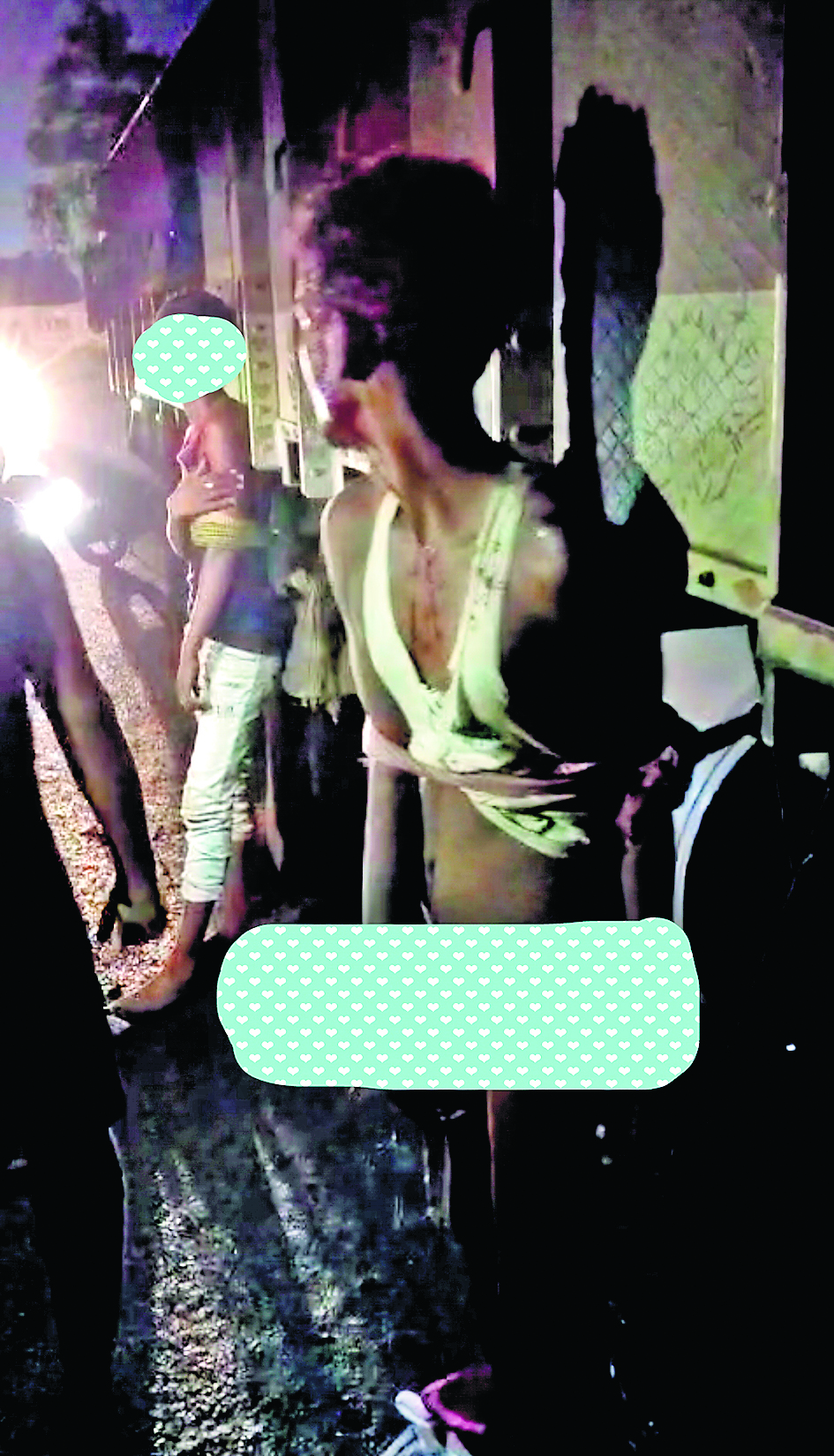 ट्रक में बांध निर्वस्त्र कर जमकर की पिटाई