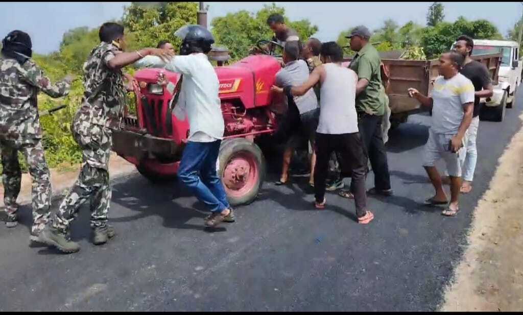 चौपारण में लकड़ी तस्करों की दबंगई, वनकर्मियों के साथ की धक्का मुक्की