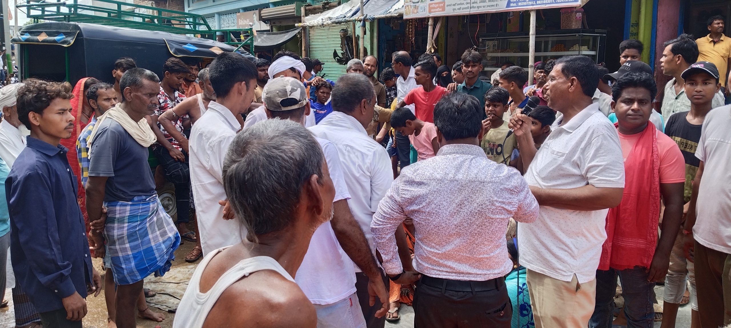 नाली की समस्या को ले सड़क जाम कर धरना, छह घंटे तक बाधित रहा आवागमन