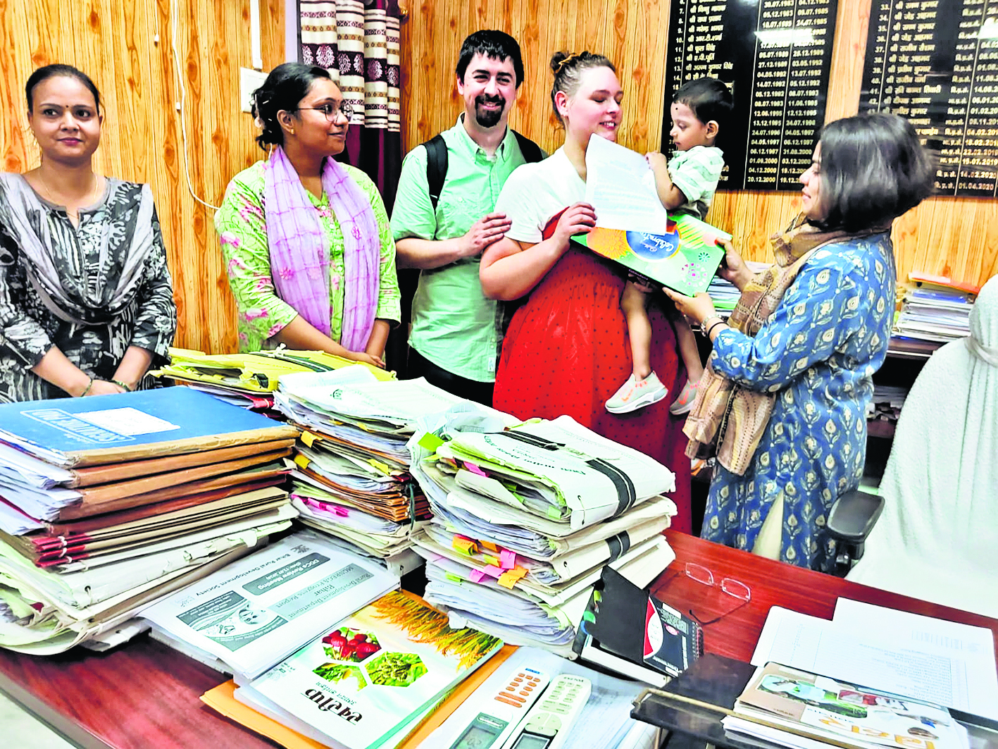 अमेरिका से बच्चा गोद लेने पहुंचे दंपती, खिले चेहरे