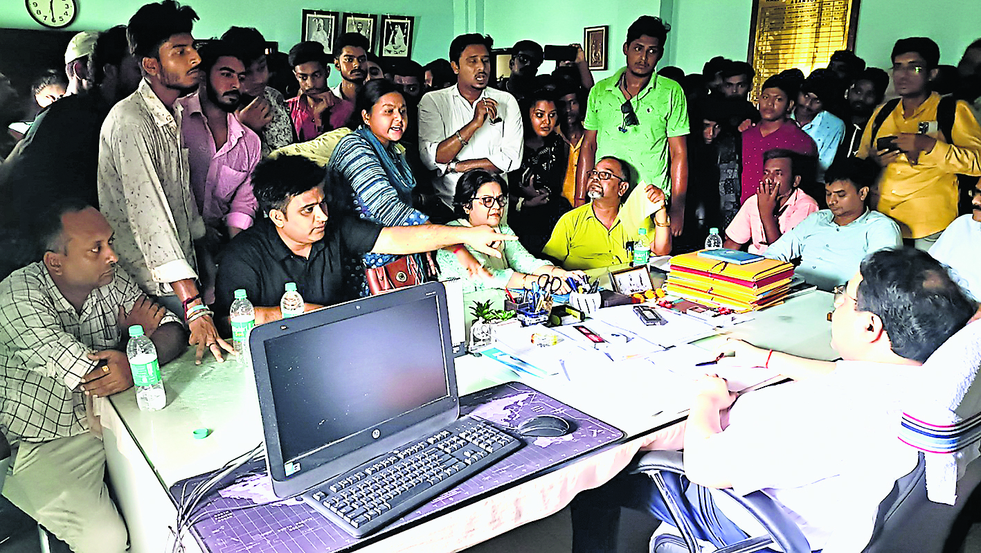 धकेलकर छात्रों ने निकाला कक्ष से बाहर : कुलपति