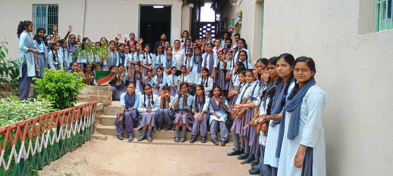 सावन महोत्सव पर छात्राओं ने रचायी मेंहदी
