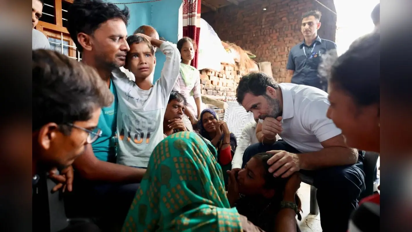 Hathras Stampede: राहुल गांधी से हादसे की बात शेयर करते हुए रो पड़े पीड़ित परिवार के लोग, देखें वीडियो