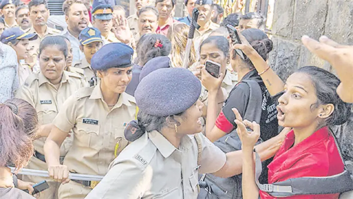 Lathicharge in Patna: पटना में वेतन बढ़ाने की मांग कर रहे शिक्षकों पर लाठीचार्ज