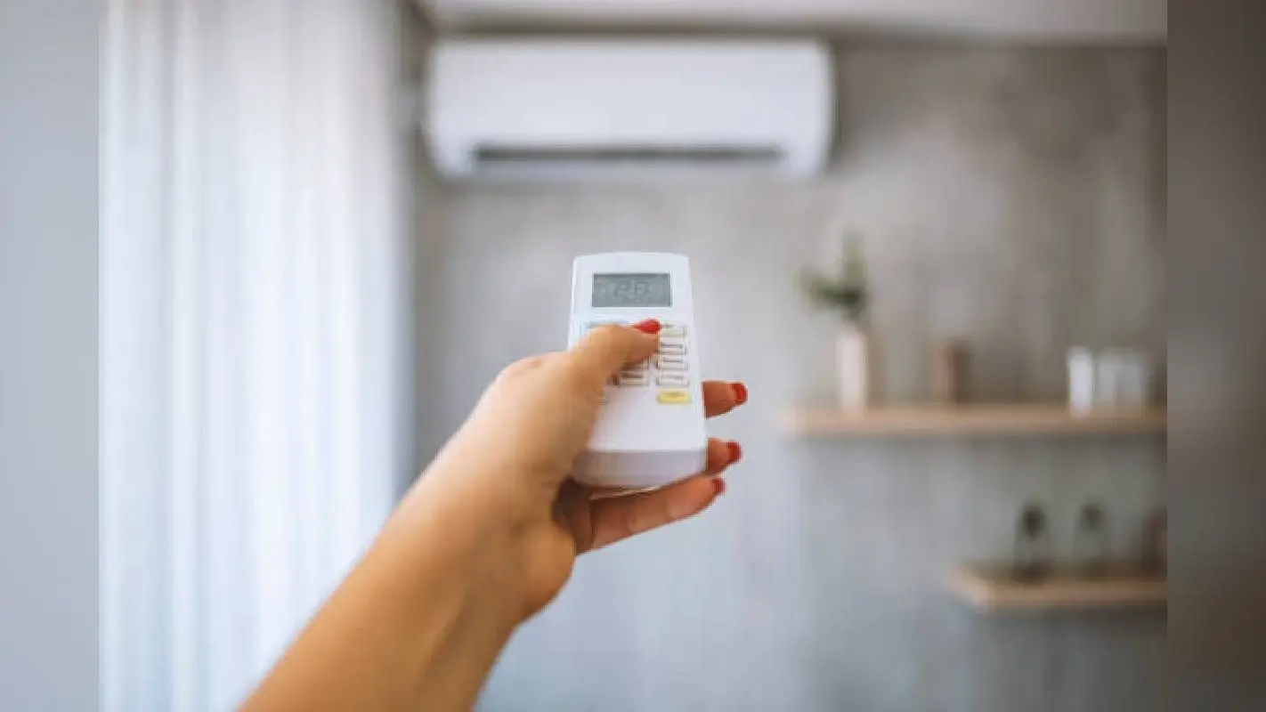 AC Tips: बरसात के मौसम में AC कितने तापमान पर चलाना चाहिए? जानें