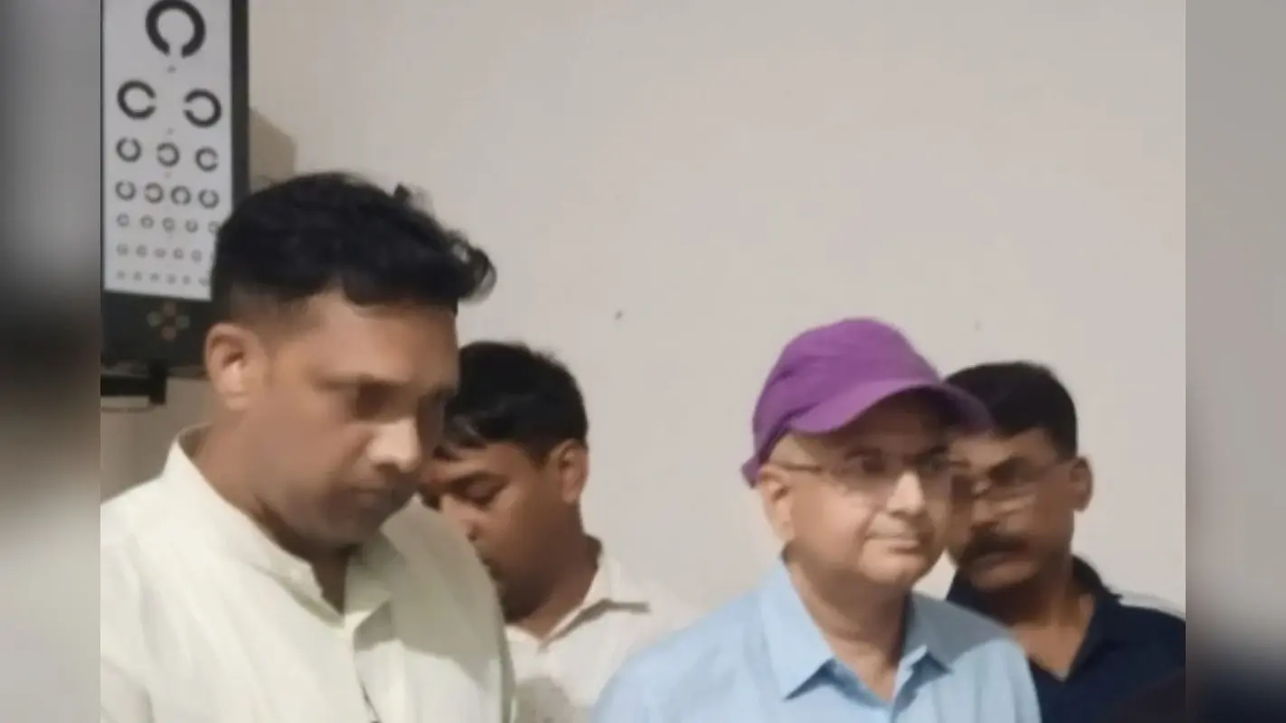 ACB Trap: लोहरदगा के आपदा प्रबंधन पदाधिकारी विभाकर कुमार 15 हजार रुपए रिश्वत लेते अरेस्ट, एसीबी ने बिचौलिए को भी दबोचा