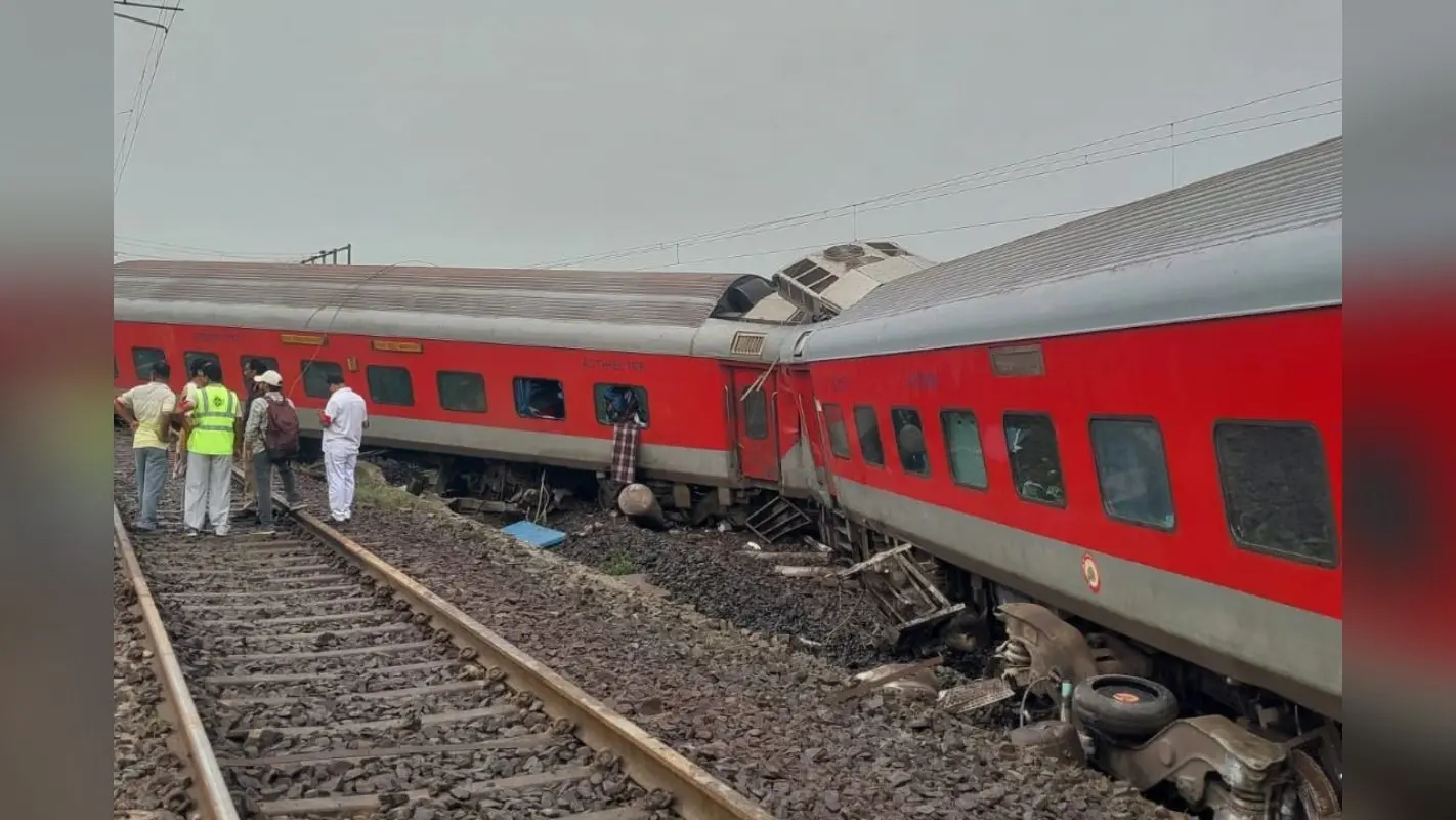 Jharkhand Train Accident Live : रेल हादसे के बाद 7 ट्रेन रद्द, 4 शॉर्ट टर्मिनेट, 17 डायवर्ट रूट से चलाई गयीं