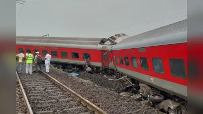 Jharkhand Train Accident Live : रेल हादसे के बाद 7 ट्रेन रद्द, 4 शॉर्ट टर्मिनेट, 17 डायवर्ट रूट से चलाई गयीं