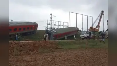 Jharkhand Train Accident: 33 घंटा से अधिक समय बीत जाने के बाद भी नहीं शुरू हो सका ट्रेनों का परिचालन