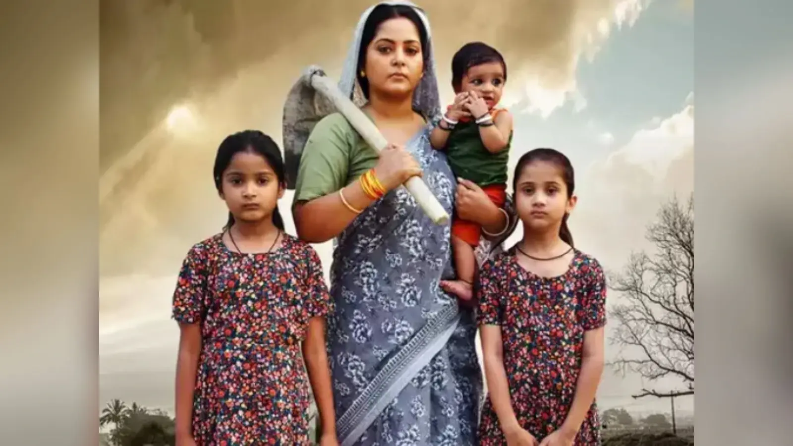 अंजना सिंह की नई फिल्म का पोस्टर देख रह जाएंगे दंग, एक हाथ में कुदाल, दूसरे में बेटा और पास में खड़ी है मासूम लड़की