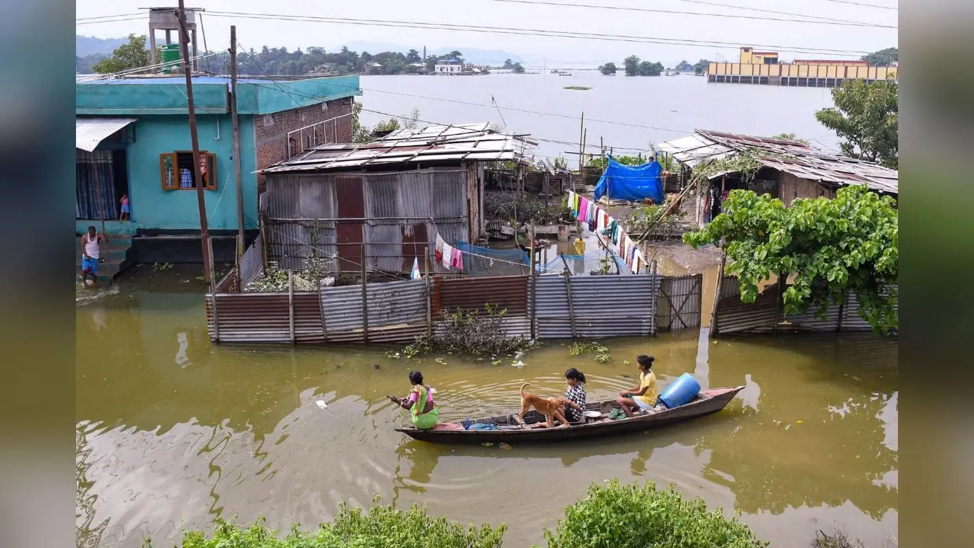 Assam Floods: असम में बाढ़ से अबतक 72 लोगों की मौत, मानसून ने मुंबई में मचाई तबाही, स्कूल बंद