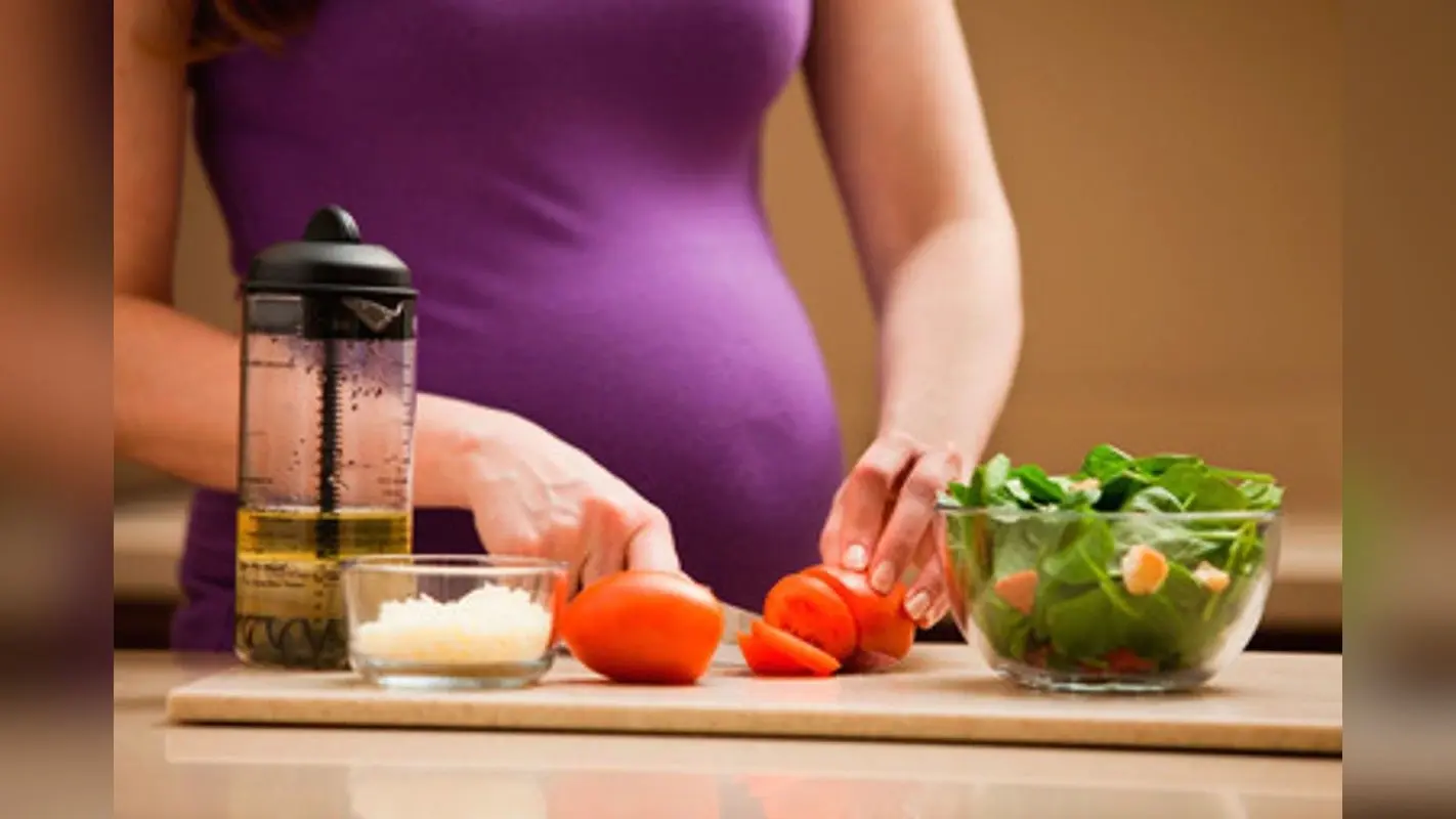 Avoid During Pregnancy In Sawan: मानसून में गर्भवती महिलाओं को क्या नहीं खाना चाहिए?