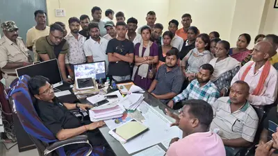 कल्याण नगर व इंदिरा नगर के बस्तीवासियों ने अंचल कार्यालय के सामने किया विरोध प्रदर्शन