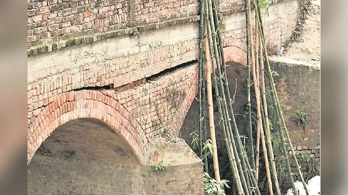 सीवान में गंडक नदी पर बने एक और पुल में आई दरार, बांस-बल्ली के सहारे बचाने का हो रहा प्रयास