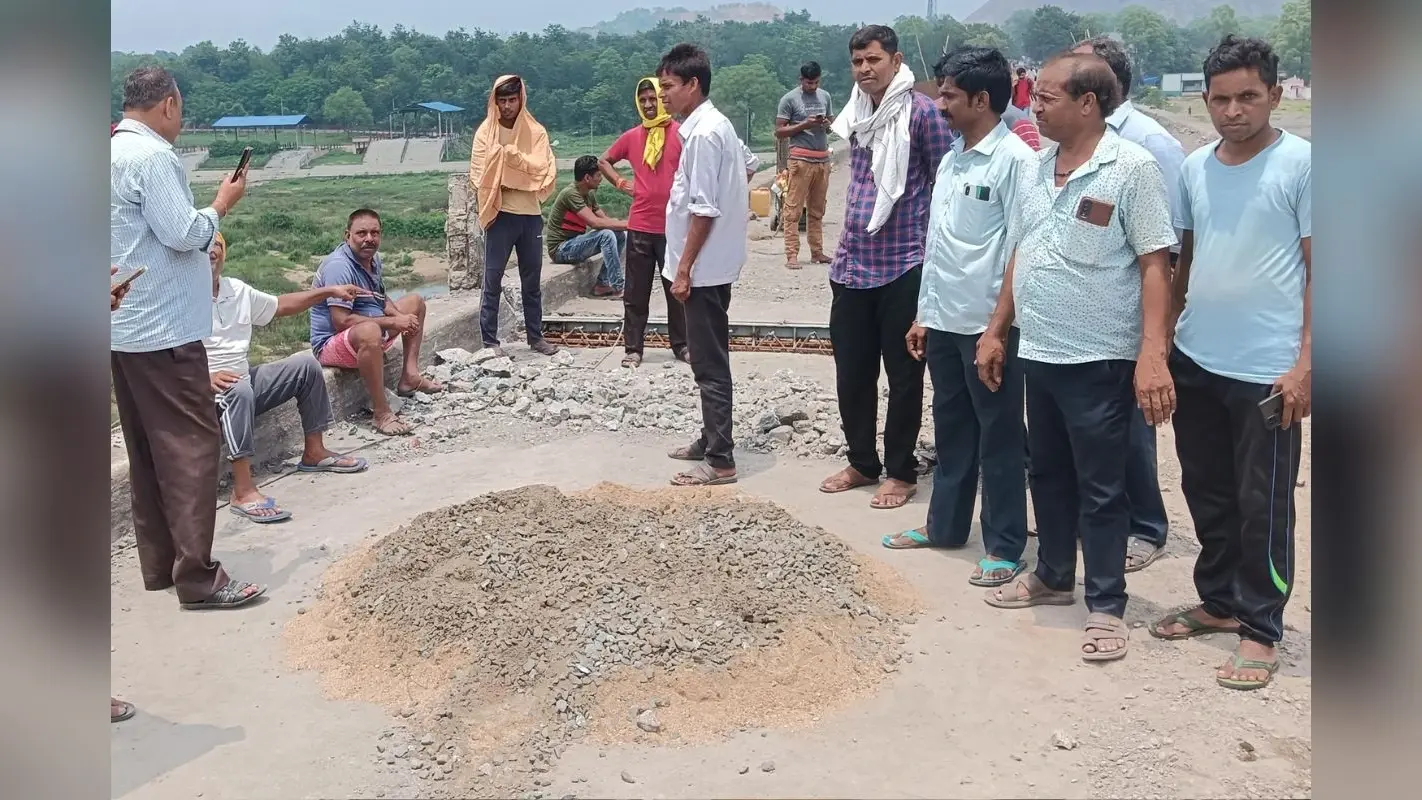 Jharkhand News: बोकारो के बिरसा पुल की मरम्मत में अनियमितता का आरोप, ग्रामीणों ने कराया काम बंद