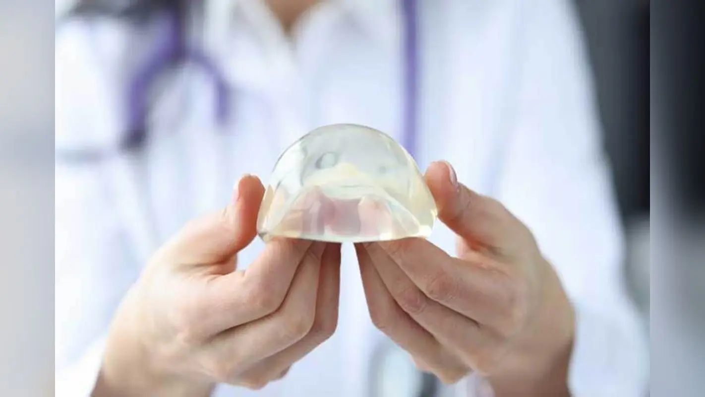 Breast Implants : क्या ब्रेस्ट इंप्लांट से बढ़ जाता है ब्रेस्ट कैंसर का खतरा? जानिए