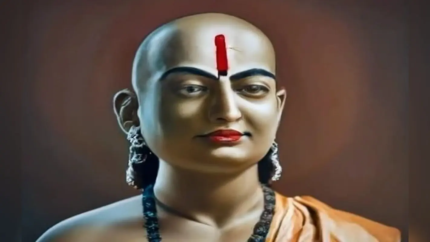 Chanakya Niti: दूसरों के घर जाने से पहले जान ले ये बातें, बची रहेगी इज्जत